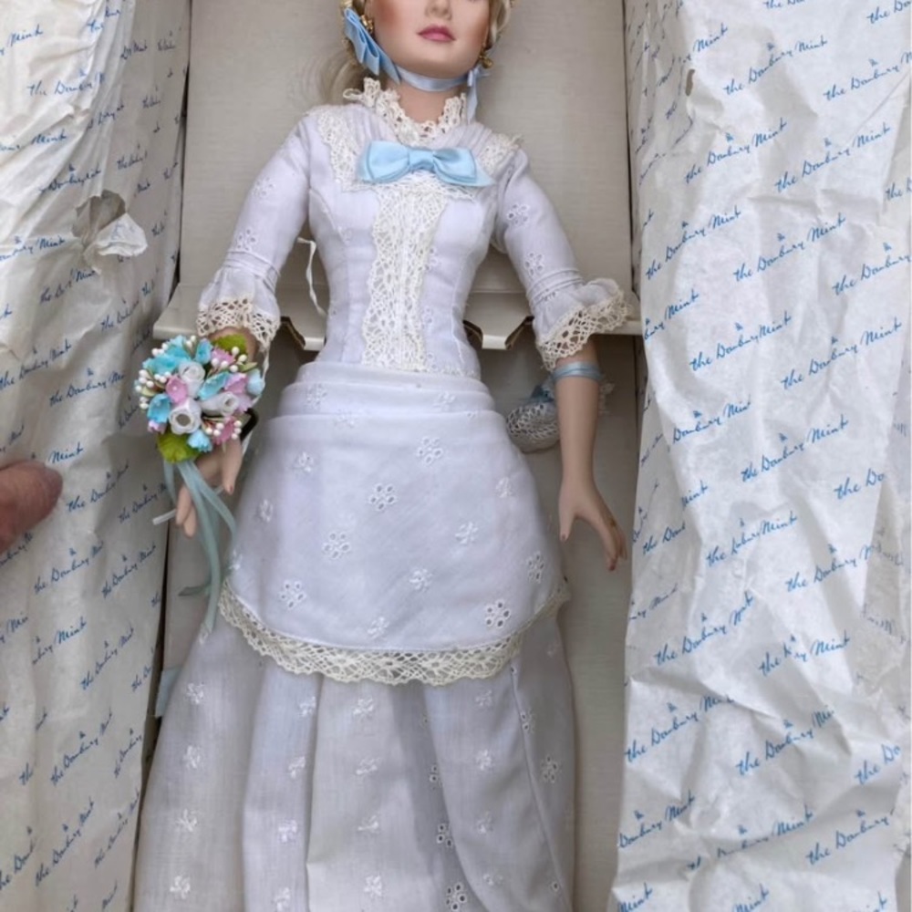 ***SOLD***Danbury Mint Porcelain Doll with Blue Eyes - Picture 3 of 6